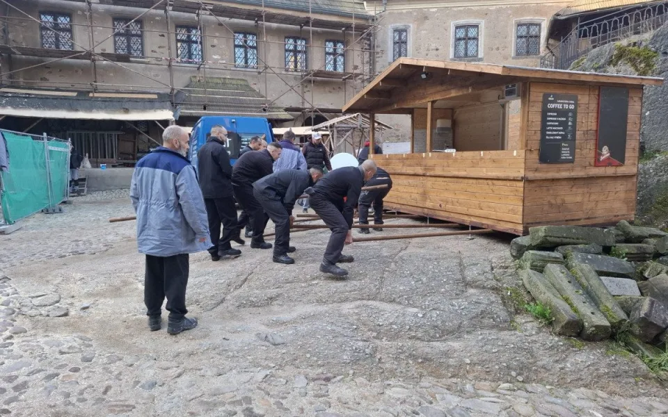 Odsouzení pomáhali na hradě Loket.