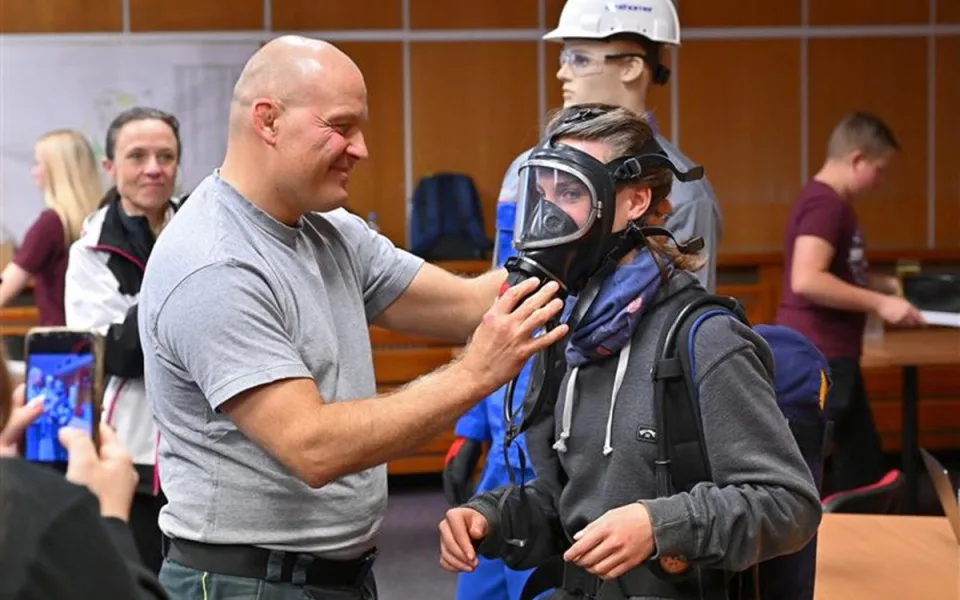 Sokolovští deváťáci se na jeden den proměnili v superhrdiny, byli v chemičce. Foto: Se svolením města Sokolov