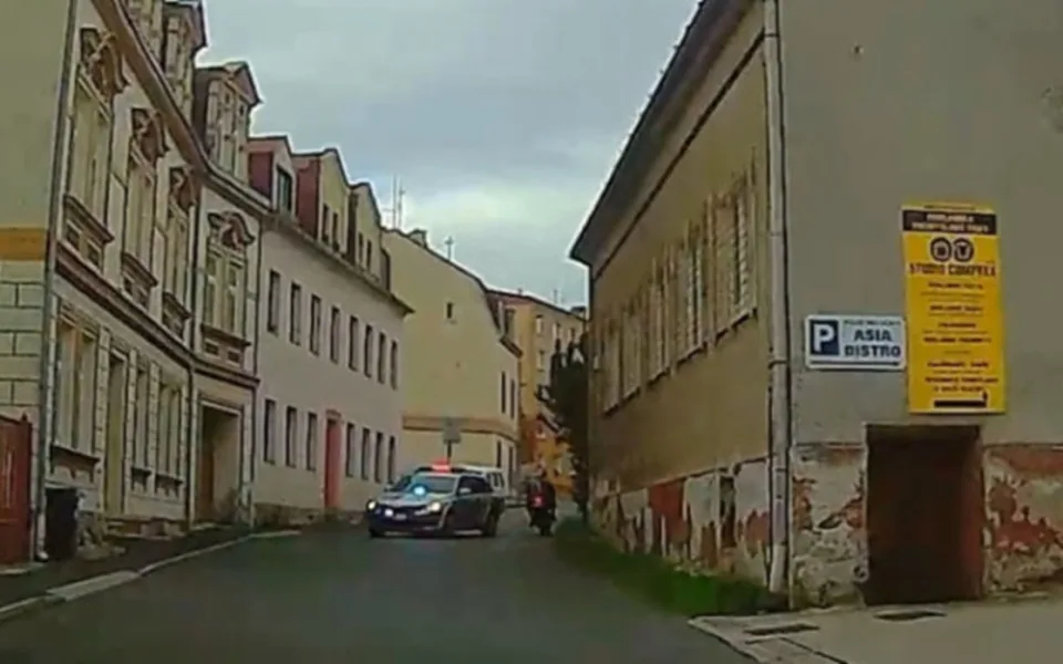 V ulicích Karlových Varů se snažil ujet policistům motorkář. Měl zákaz řízení. Foto: Se svolením Policie ČR