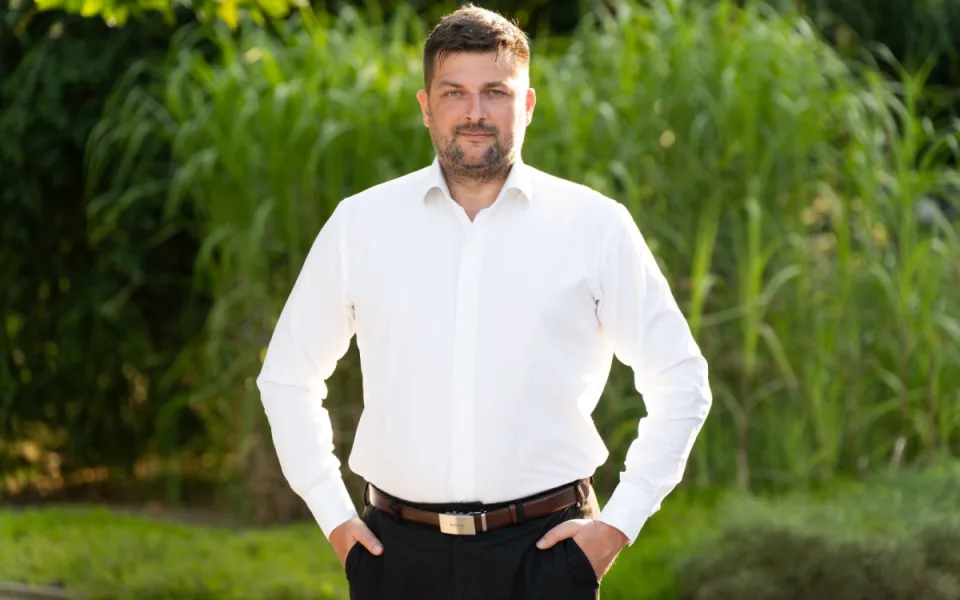 Karlovarský kraj zatím povede Hurajčík, nový hejtman bude zvolen v prosinci.