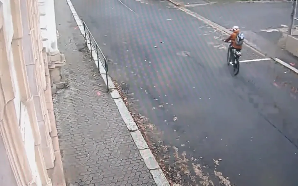Policisté hledají svědky nehody v Sokolově. Zajímají se hlavně o cyklistu v bílé helmě.