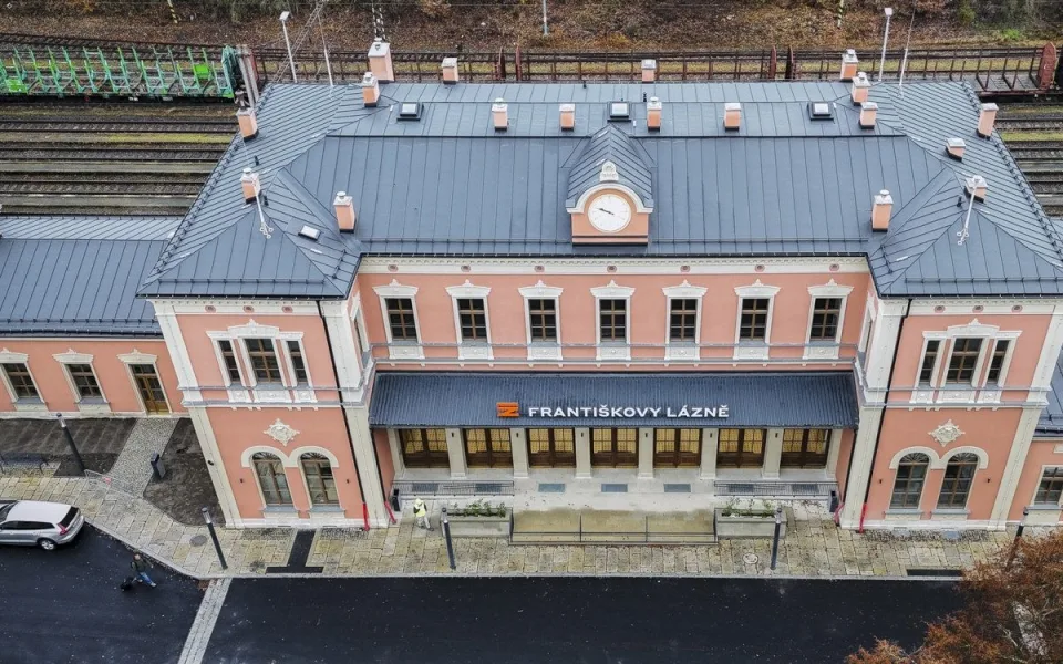 Po rekonstrukci za čtvrt miliardy se otevřelo nádraží ve Františkových Lázních.