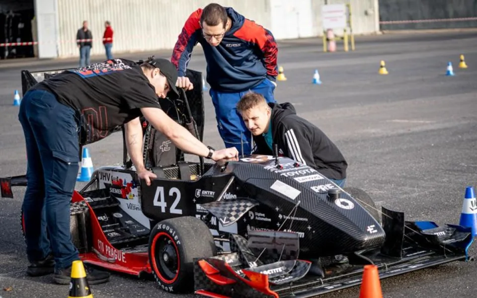 Ukázka autonomní formule eForce z Českého vysokého učení technického v Praze. Foto: Se svolením Karlovarského kraje