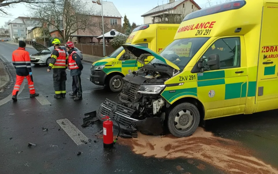 FOTO: V Chebu se při nehodě sanitky a auta zranilo šest lidí, z toho čtyři děti