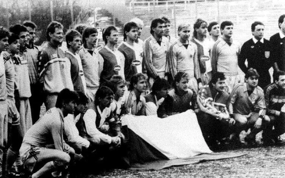 Události listopadu 1989 zasáhly i fotbal. Utkání mezi Slavií a Chebem se nehrálo. Foto: SK Slavia Praha