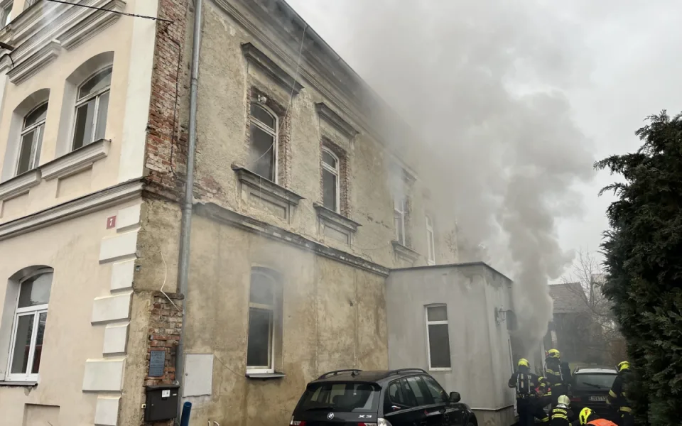 Na Chebsku při požáru rodinného domu zemřel muž.