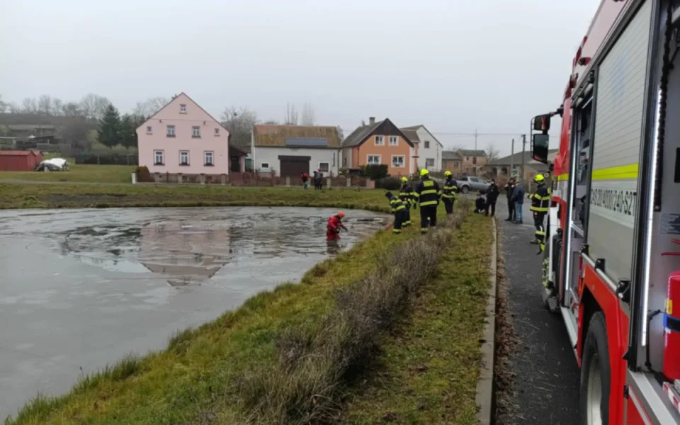 Auto sjelo v Pšově u Žlutic do rybníka, řidičce pomohl pohotový svědek.