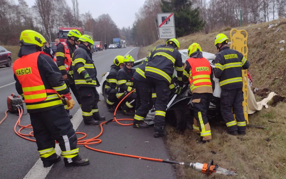 Nehoda kamionu a osobního auta u Olšových Vrat uzavřela silnici I/6.