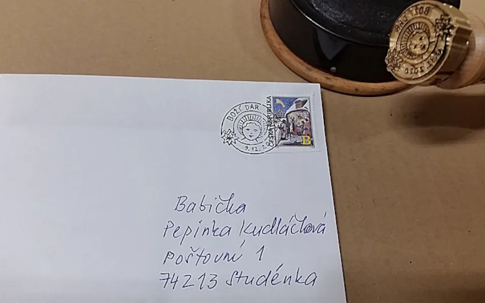 Vánoční pošta na Božím Daru už orazítkovala desítky kilogramů zásilek
