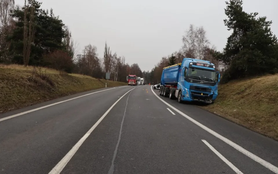 U Varů se srazilo osobní auto s nákladním, zraněného řidiče transportoval vrtulník.