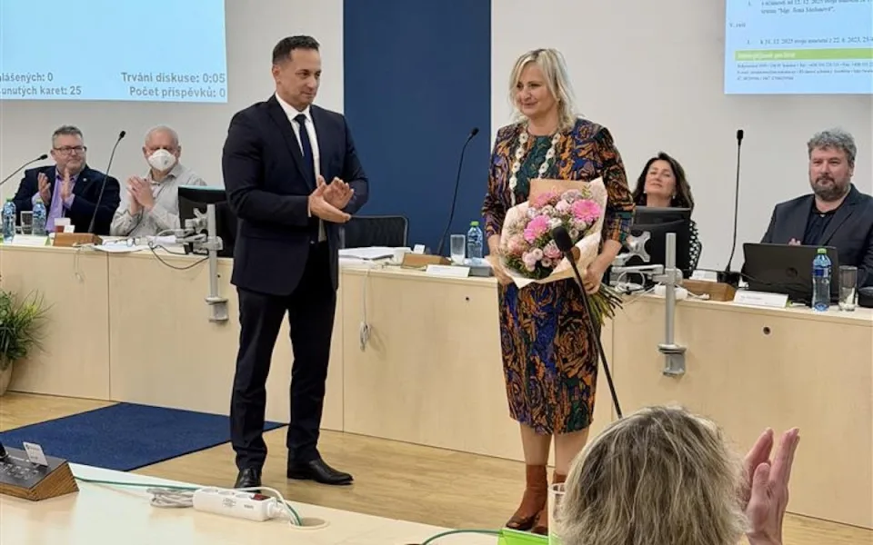 Sokolov má novou starostku. Zastupitelé zvolili Renatu Oulehlovou.