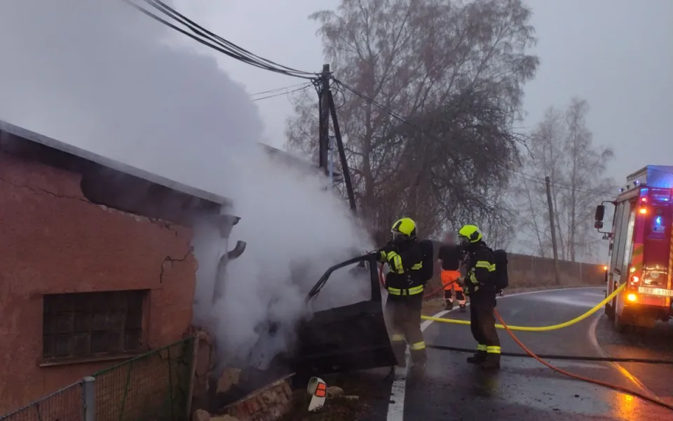 Auto narazilo v Černavě u Nejdku do domu, po nárazu začalo hořet.