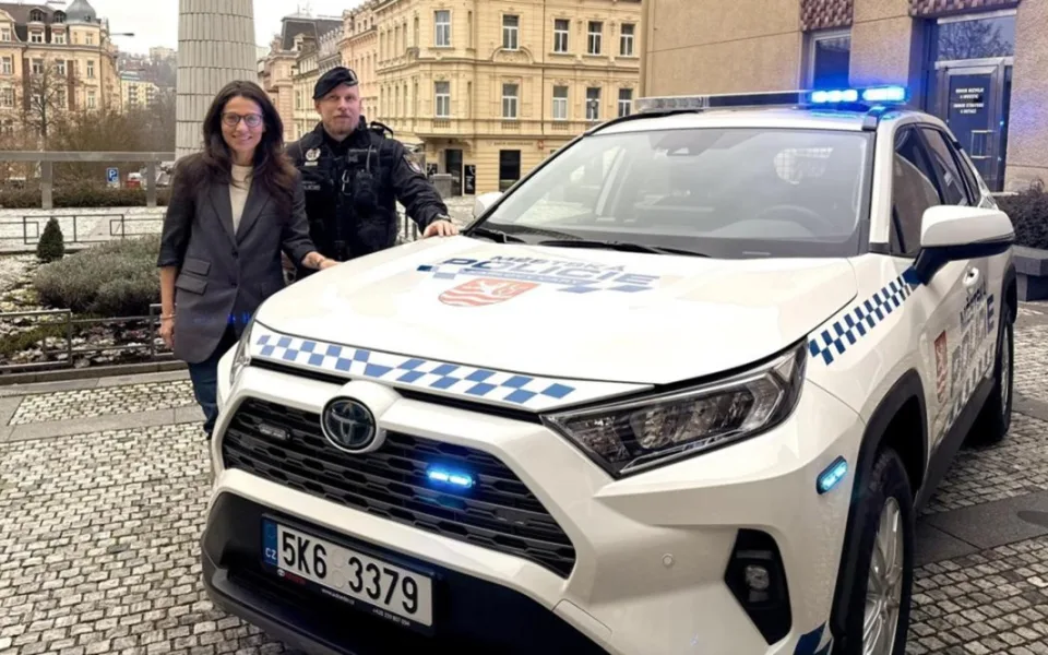 FOTO: Karlovarští strážníci mají nové vozidlo, je to hybridní Toyota RAV4. Foto: Se svolením MP Karlovy Vary