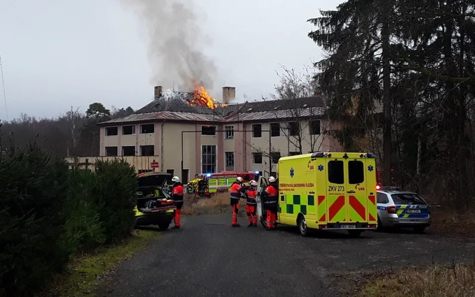 V Chebu hořel bývalý domov pro seniory, s plameny bojovali i hasiči z Německa. Foto: Se svolením HZS Karlovarského kraje