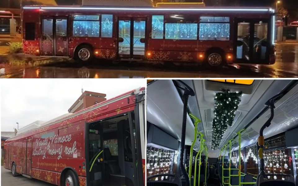 Ulicemi Chebu jezdí speciální vánočně vyzdobený autobus, má zpříjemnit advent. Foto: Se svolením města Cheb