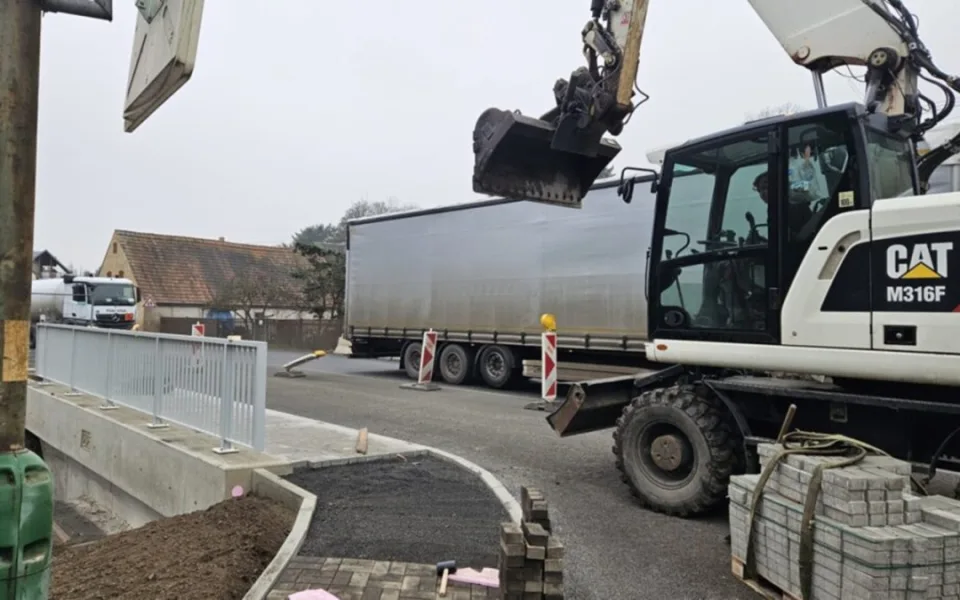 Předčasný vánoční dárek. Po mostě ve Stráži nad Ohří řidiči opět jezdí bez omezení. Foto: Se svolením Ředitelství silnic a dálnic