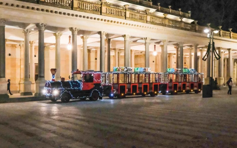 Karlovými Vary jezdí vánoční vláček, děti do pěti let vozí zdarma. Foto: Se svolením Dopravního podniku Karlovy Vary