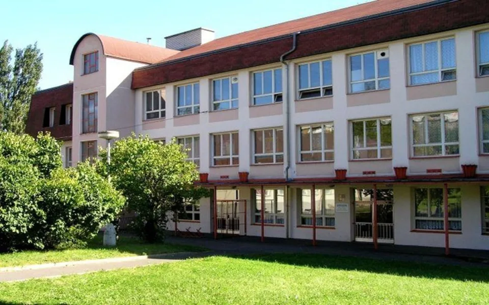 Gymnázium Ostrov je Fakultní škola Přírodovědecké fakulty Univerzity Karlovy. Foto: Se svolením Karlovarského kraje