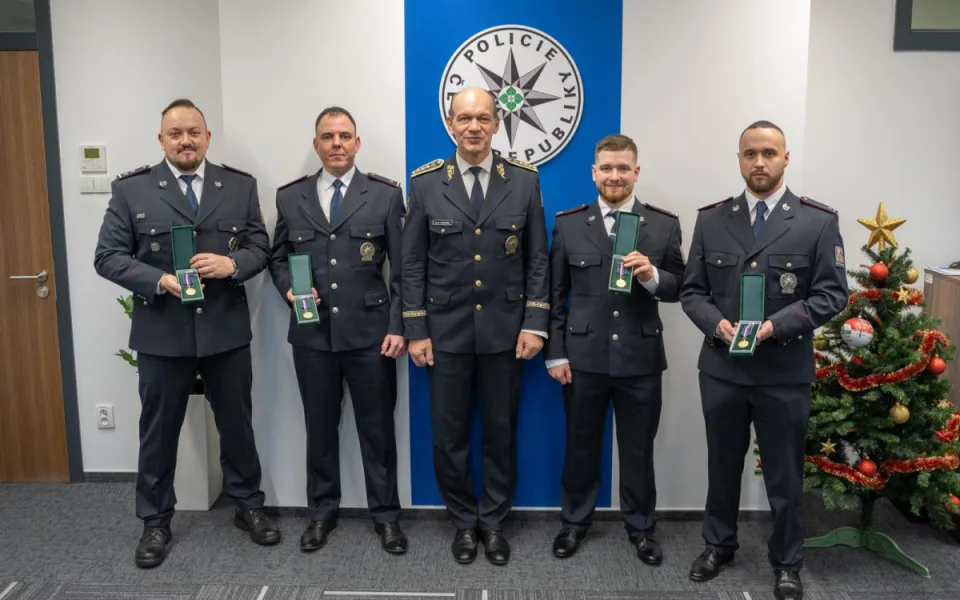Policisté zasahovali při požáru v domově pro seniory, dostali medaili za statečnost. Foto: Se svolením Policie ČR