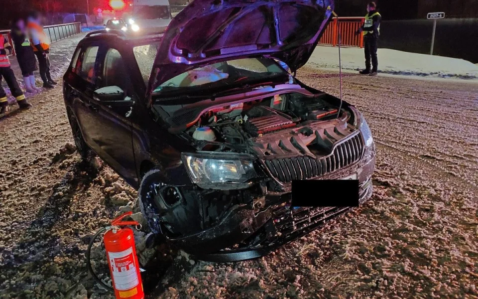Hasiči řešili během pondělí a noci na úterý devět dopravních nehod.