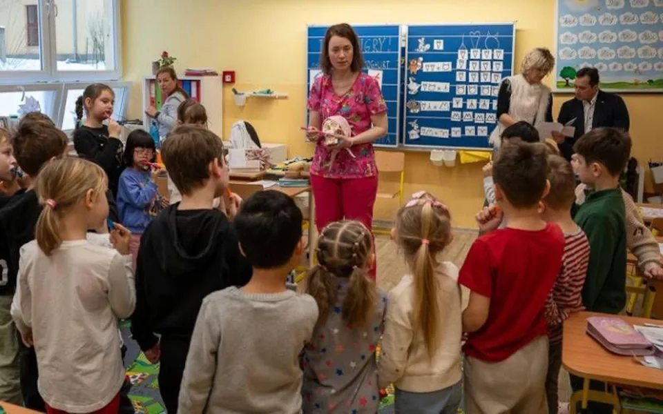 Karlovarský kraj učí děti správné péči o zuby. Do projektu se zapojily tisíce žáků.