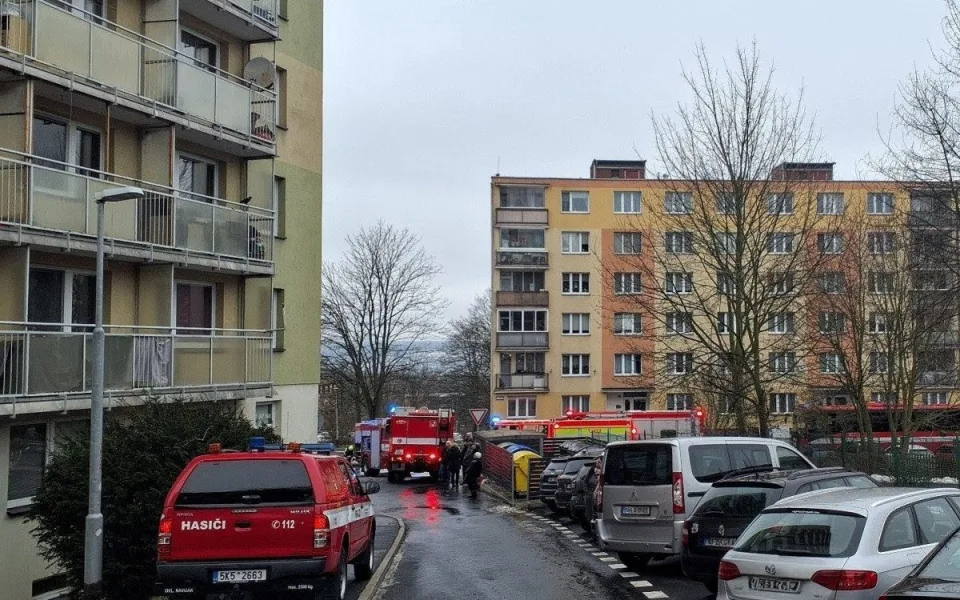 Požár bytu v Sokolově, lidé byli evakuováni.