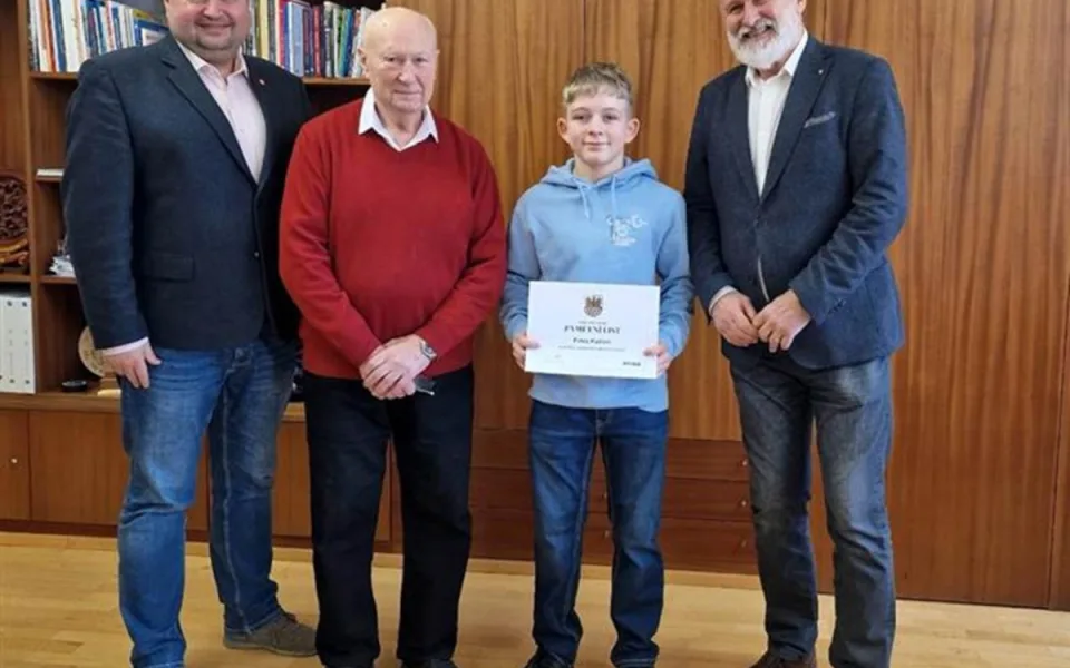 Na snímku jsou zprava: starosta Jan Vrba, Petr Kaša, trenér Miroslav Vrbka a místostarosta Pavel Pagáč. Foto: Se svolením města Cheb