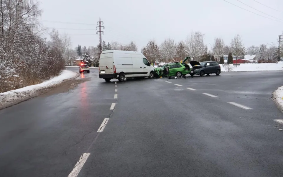Nehoda tří aut ve Vintířově skončila zraněním, policie hledá svědky.