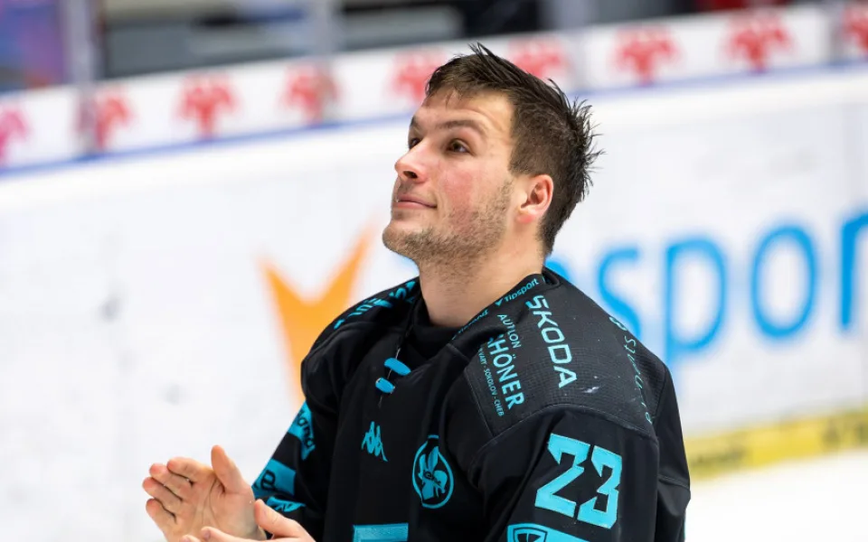 Hokejový útočník Jiskra prodloužil od dva roky smlouvu s Karlovými Vary.