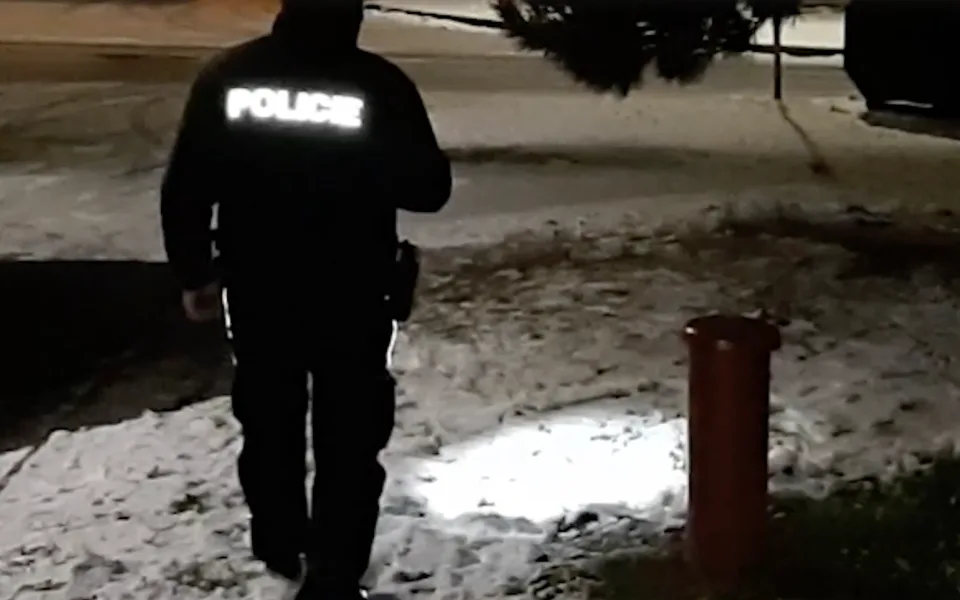 Pokus o vraždu v Chebu. Cizinec skončil ve vazbě, hrozí mu až dvacet let.