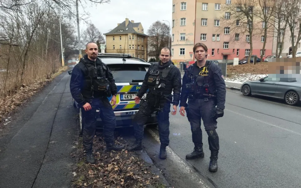 Policisté vytáhli tonoucího muže z Ohře. V ledové vodě pro něj skočili bez váhání.