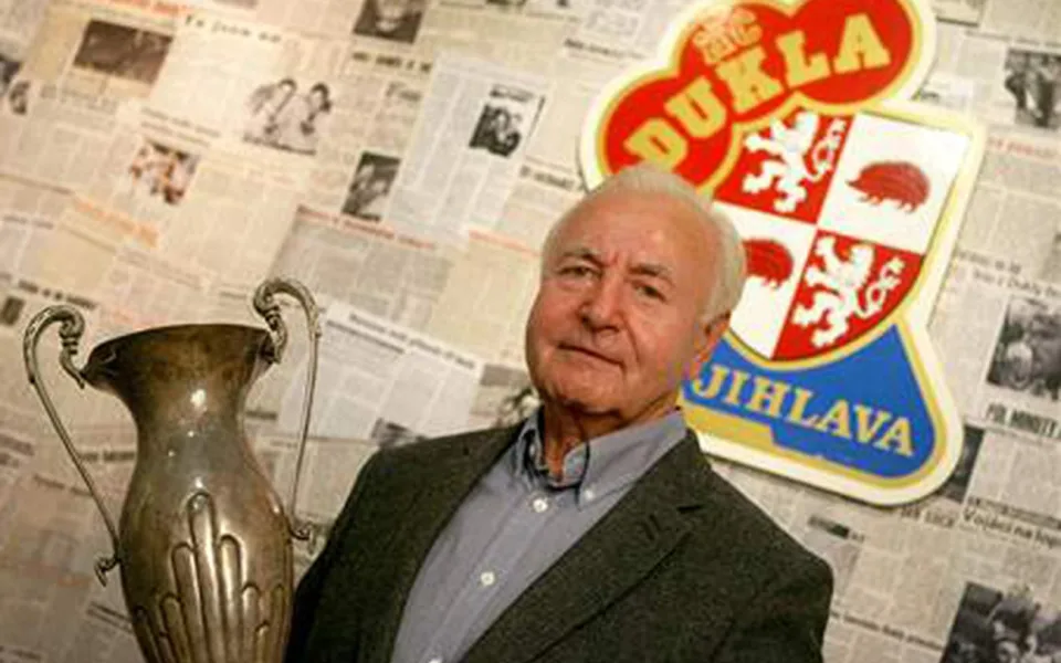 Hokejová legenda Jan Klapáč dnes slaví 85 let. Dukla si připomíná svého kanonýra. Foto: Se svolením HC Dukla Jihlava
