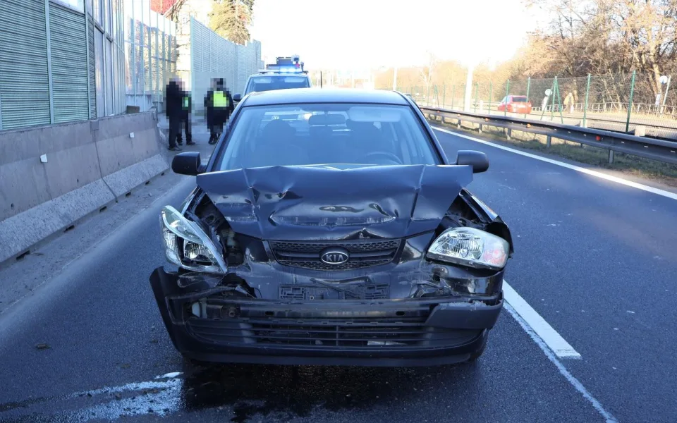 Řidič v Karlových Varech narazil do nákladního auta. Policie hledá svědky.