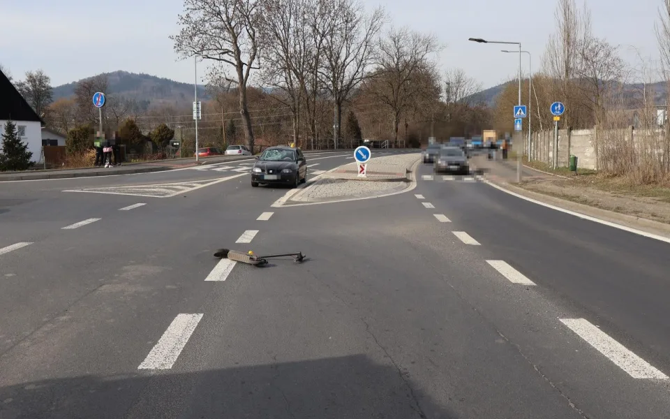 Policie hledá svědky střetu auta a elektrokoloběžky u Ostrova. Žena skončila v nemocnici.