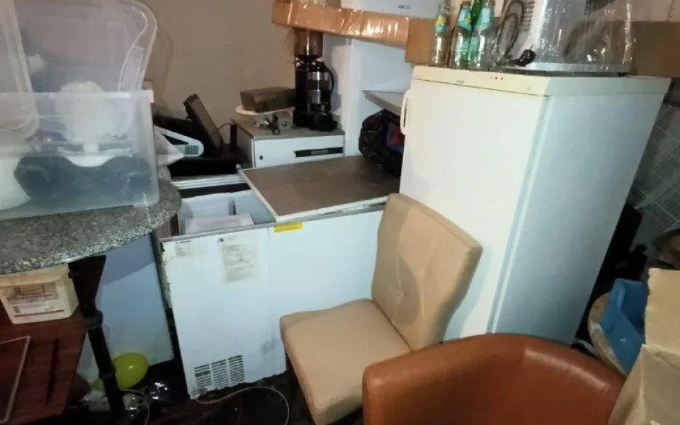 Zápach po moči, nedopalky i pneumatiky. Inspektoři zavřeli část zázemí restaurace v Mariánských Lázních.
