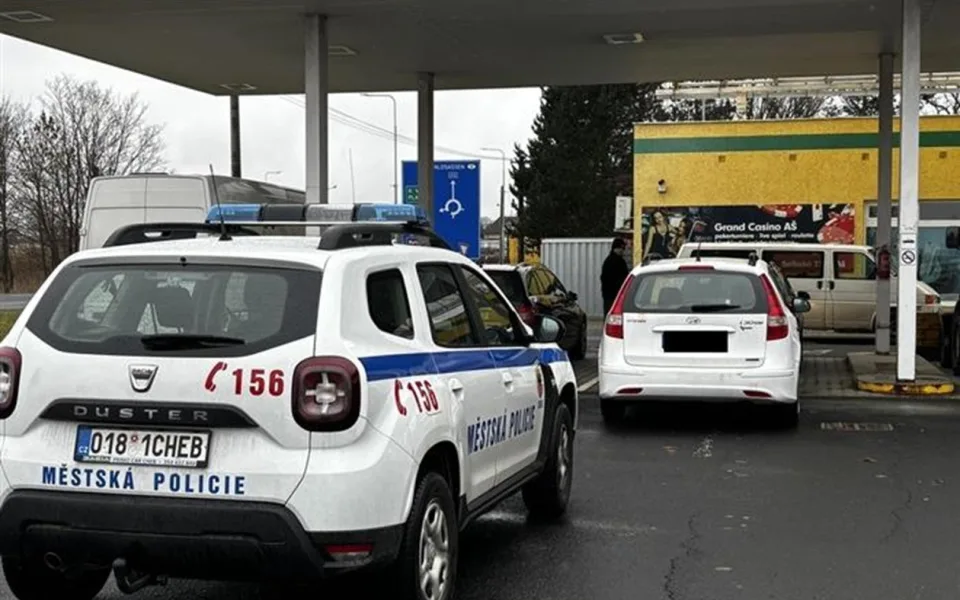 Cizinec v zaparkovaném autě přiznal popíjení alkoholu. Po půhodině byl za volantem. Foto: Městská policie Cheb