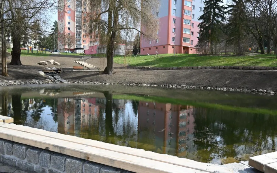 Drahovický rybníček v Karlových Varech se proměnil, otevře se v květnu.