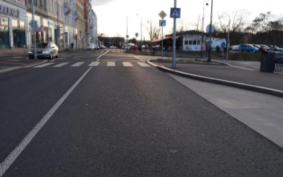 Řidič srazil chodce na přechodu v Karlových Varech a ujel. Policie hledá svědky
