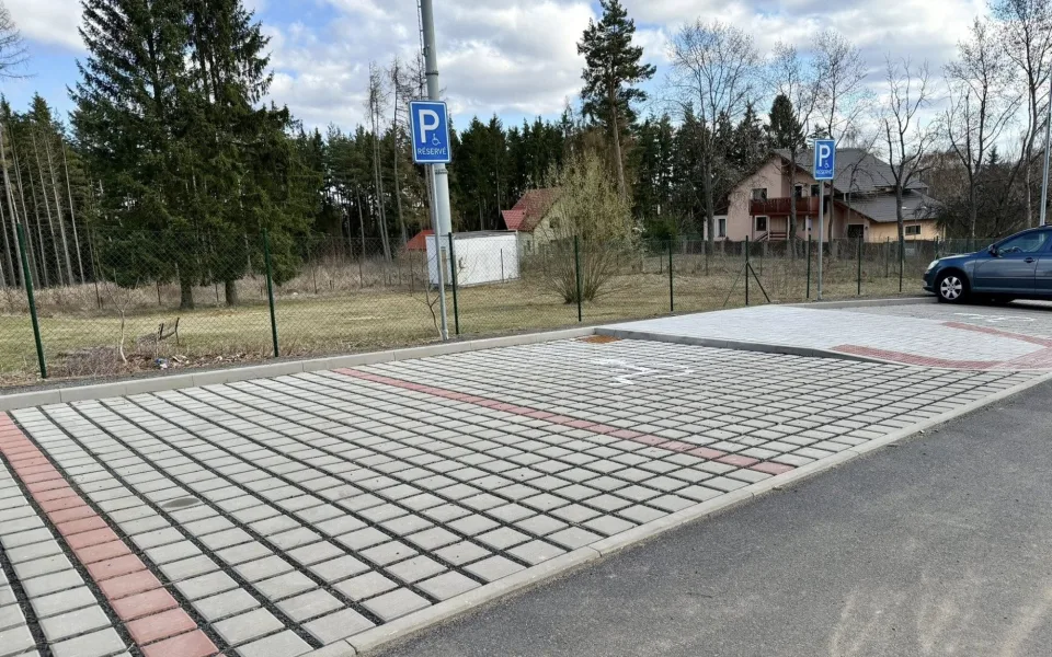 Karlovy Vary dokončují nové parkoviště u hvězdárny v Hůrkách