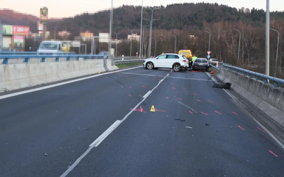 V Karlových Varech se srazila dvě auta, dva lidé skončili v nemocnici.