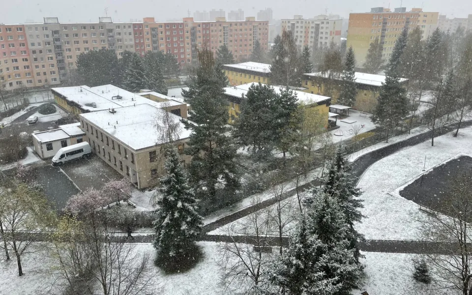 Sněžení ráno zkomplikovalo dopravu na Karlovarsku, provoz blokovaly kamiony