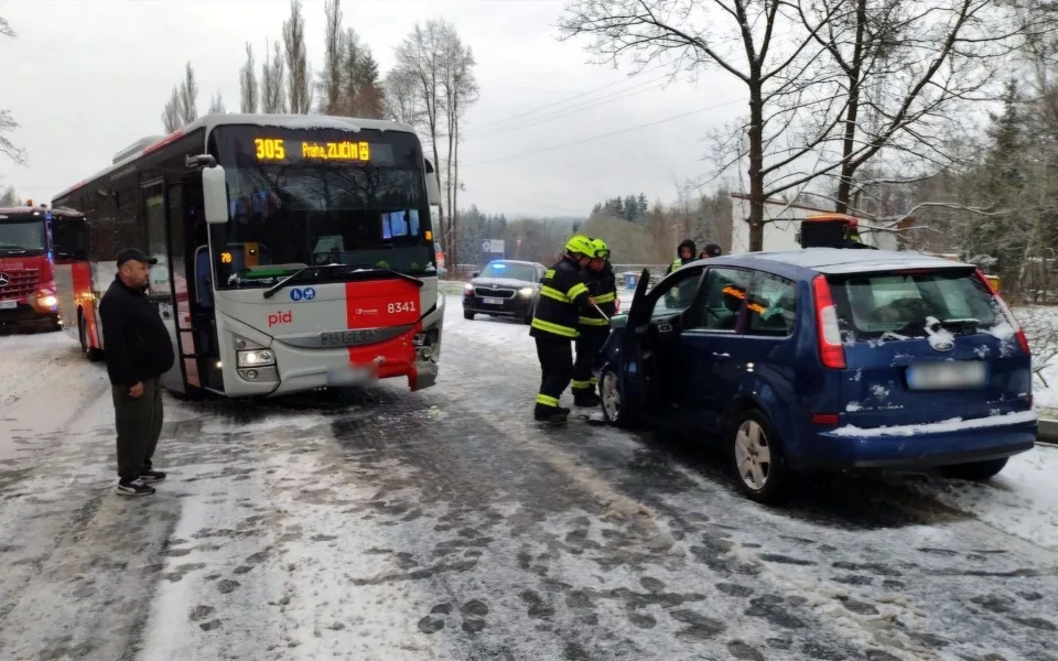 Ve Varech narazil autobus do osobního auta. Matka a dcera obětí děkuje za pomoc. Foto: Poskytla Jaroslava Zieglerová