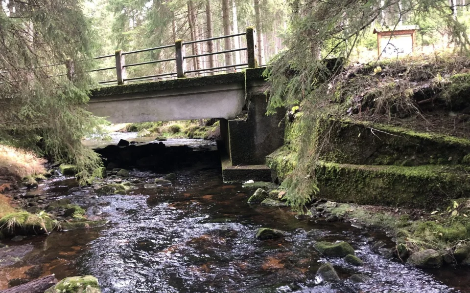 U Nových Hamrů začala uzavírka kvůli stavbě mostu, cyklisté ale projedou. Foto: Krajská správa a údržba silnic Karlovarského kraje