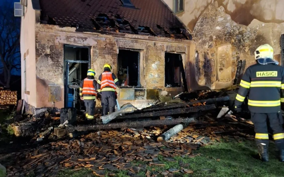Po padesáti letech opět hořelo na zámku ve Valči, škoda je kolem dvou milionů. Foto: HZS Karlovarského kraje