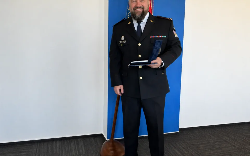 Drama na mostě v Plzni. Policista v civilu zachránil lidský život.