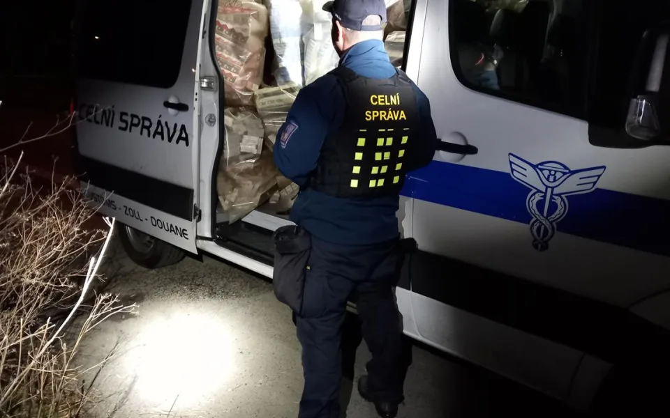 Celníci zadrželi v Chodově na Sokolovsku statisíce nelegálních cigaret