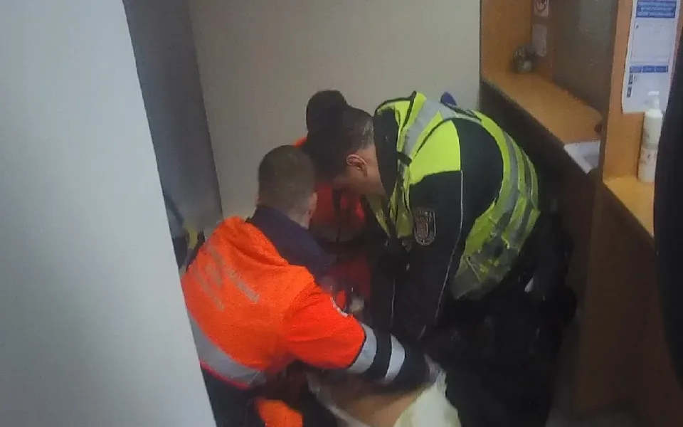 Rychlá pomoc strážníků zachránila život muži v Tuhnicích.