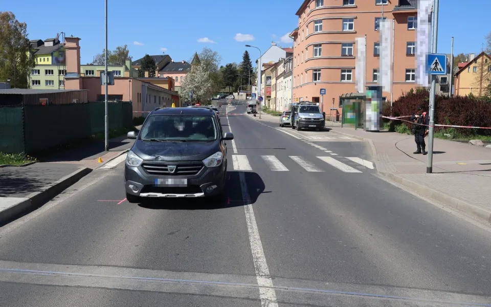 Řidič Dacie srazil na přechodu v Karlových Varech ženu a dítě.