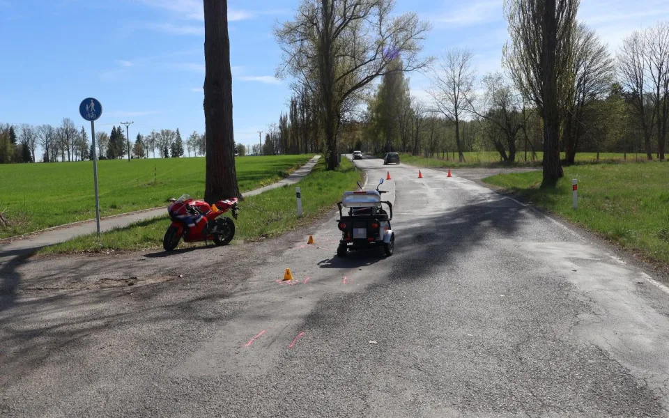 Muž na tříkolce byl těžce zraněn při nehodě s motorkou u Kosmové u Toužimi