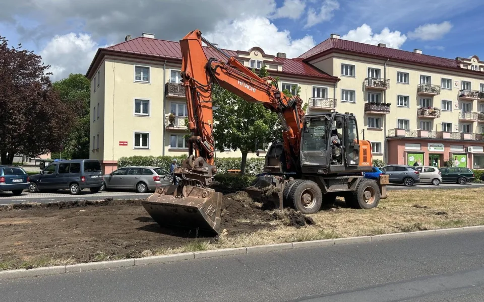 Ostrov pokračuje v obnově Hlavní třídy. Druhá etapa přinese květinové záhony.